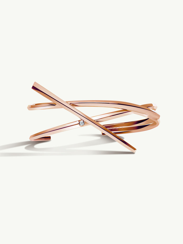 Red thread bracelet in rose gold set with brilliant-cut diamond.